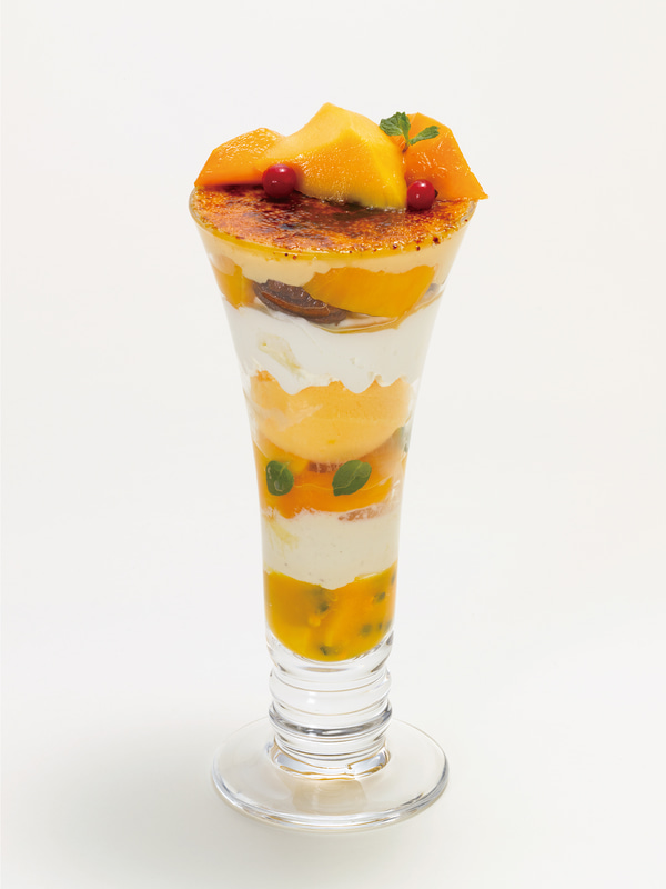 「アップルマンゴーブリュレパフェ」（1078円）