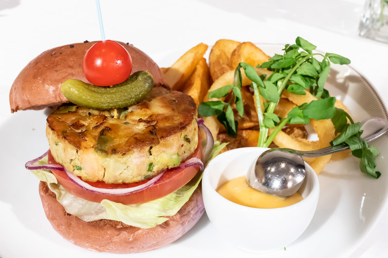 【新作】「アヒと海老のシーフードバーガー リリコイチリマヨネーズのソース」（3900円）