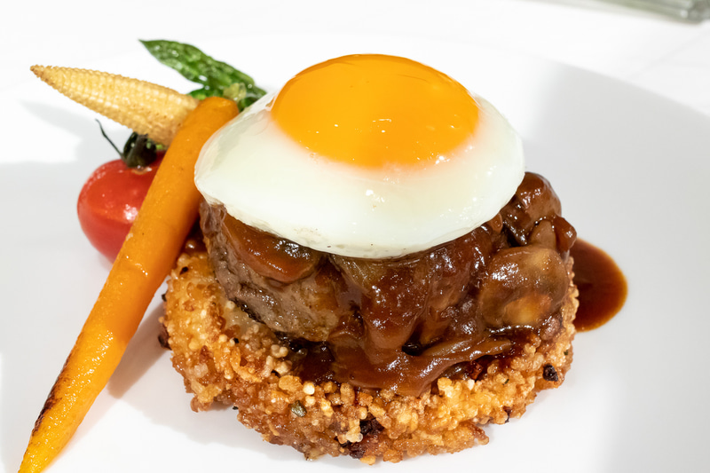 【新作】「ロコモコ デミグラスソース フライドライスケーキと目玉焼き添え」（3800円）