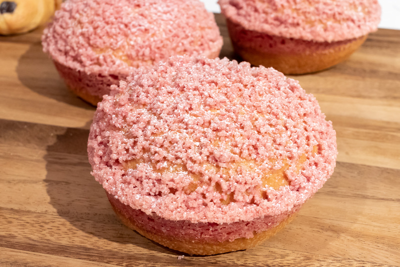 「グアバブリオッシュ」（580円）は、イチゴのピューレを合わせたグアバクリームをブリオッシュ生地で包み、クランブル生地をのせて焼き上げている