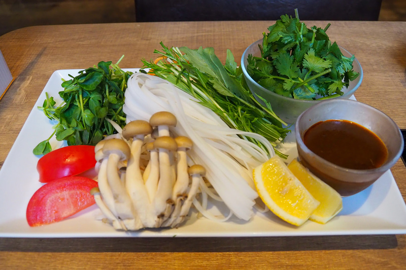 最初に提供される野菜セット。トムヤムクン鍋に合わせ、トマト、パクチー、フォーが入っている