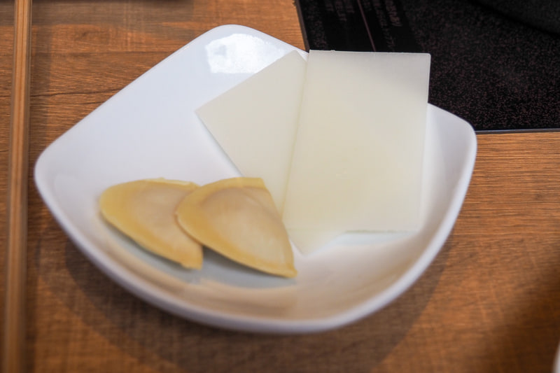 水餃子、お餅も提供される。お勧めの食べ方は、火をとおした水餃子をしゃぶしゃぶした餅でくるんで食べるスタイル