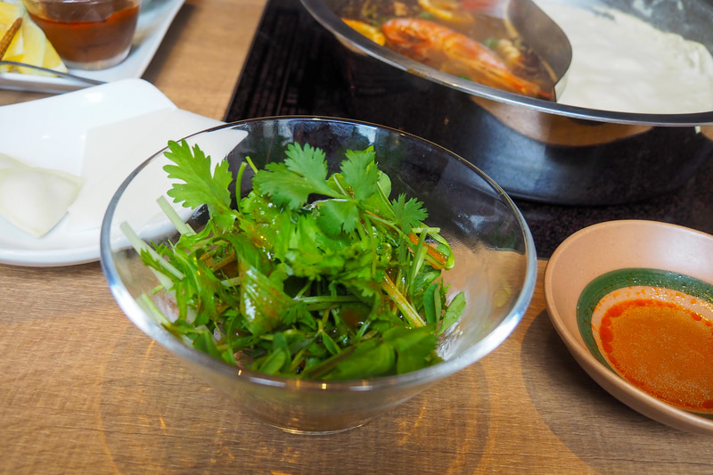 メニューにはないが、食べ放題コースを頼むと追加でパクチーなどの野菜を追加注文し、自分自身でパクチーサラダを作って楽しむこともできる