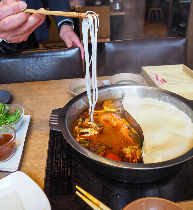 フォーは途中で入れて具材として食べることも、締めに食べることもできる