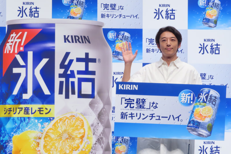 新しくなった「キリン 氷結 シチリア産レモン」をアピールする高橋一生