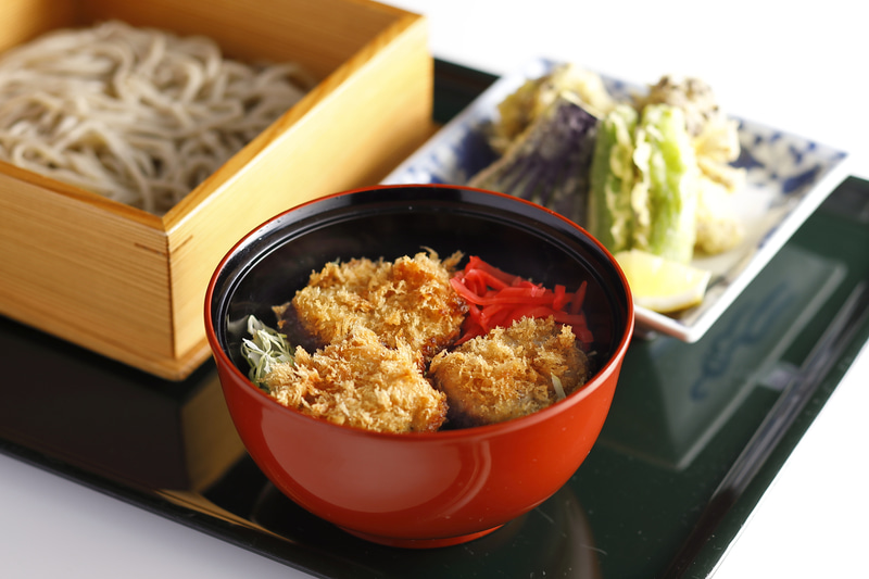 ホテルニューオータニが亀田製菓とコラボした「大豆ミート味噌かつ丼 そば膳」