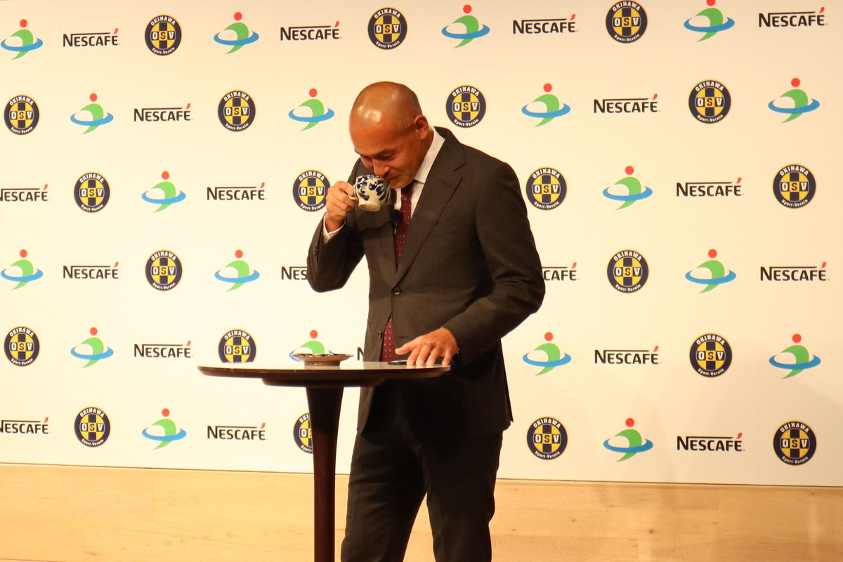 コーヒーを試飲する髙原氏