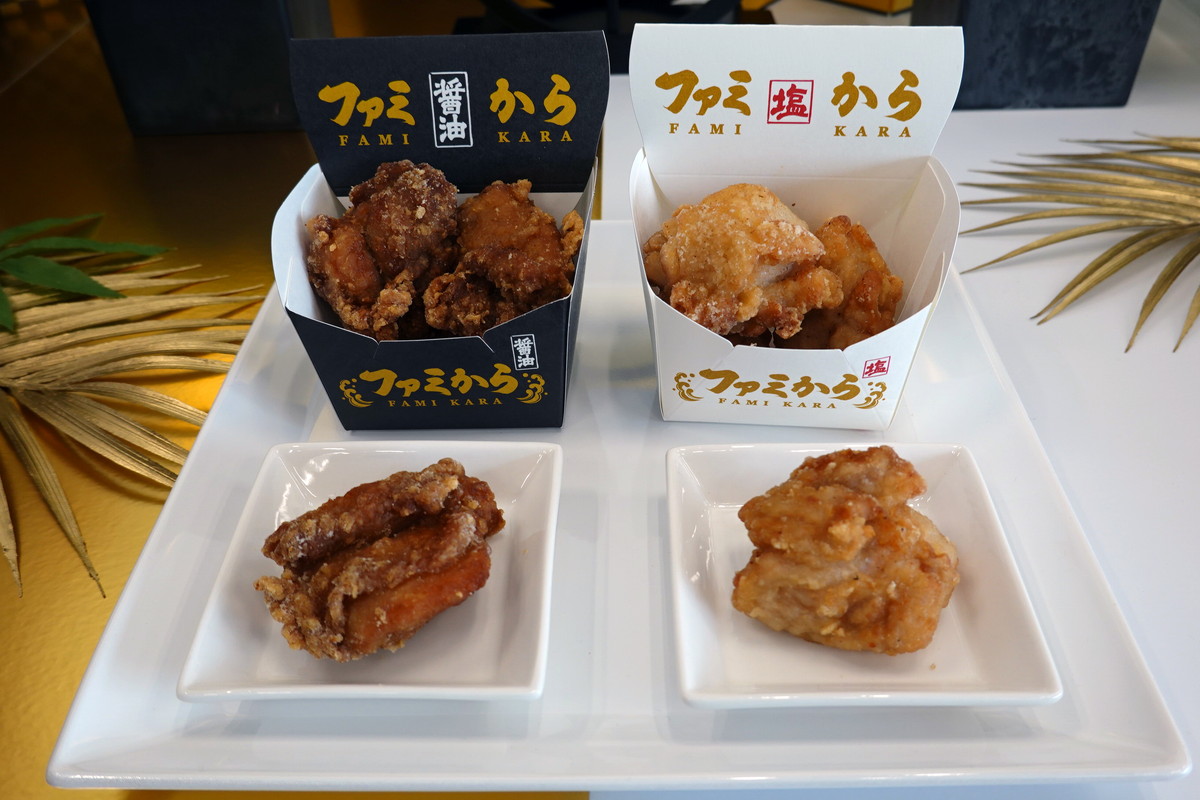 ファミリーマート新商品の「ファミから（醤油）」（左）と「ファミから（塩）」（右）