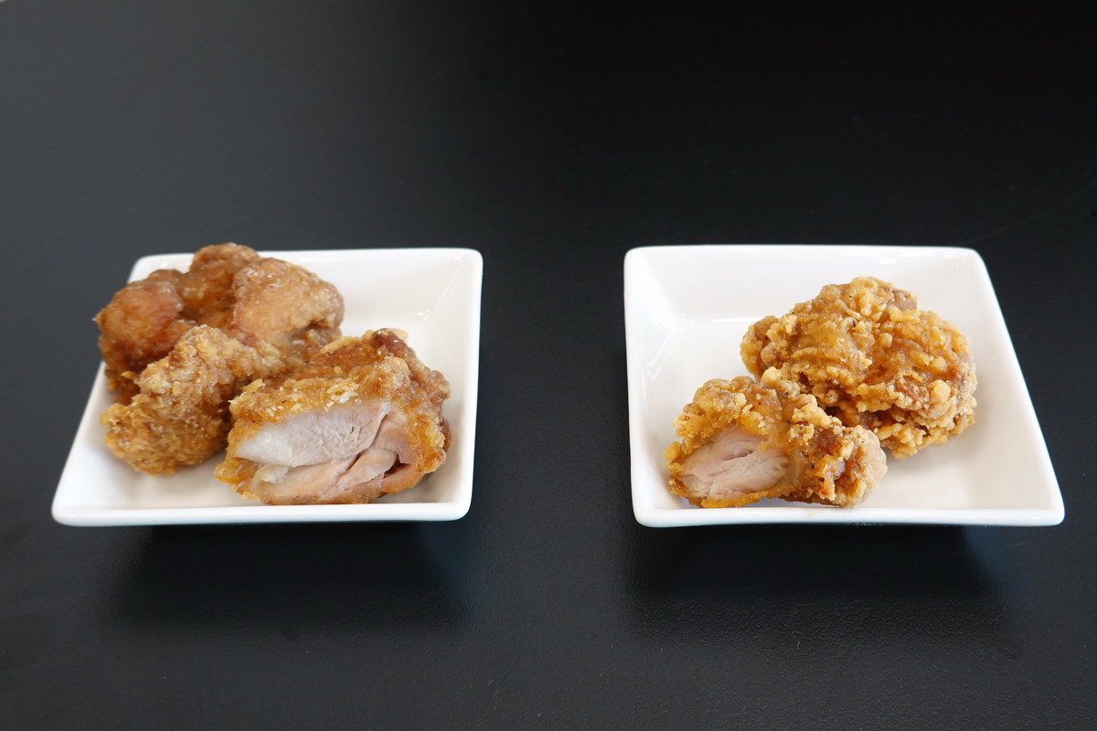 新商品「ファミから」（左）と旧商品「和風からあげ」（右）の大きさや断面の比較。新商品は衣が薄く、食べ応えのあるサイズになった