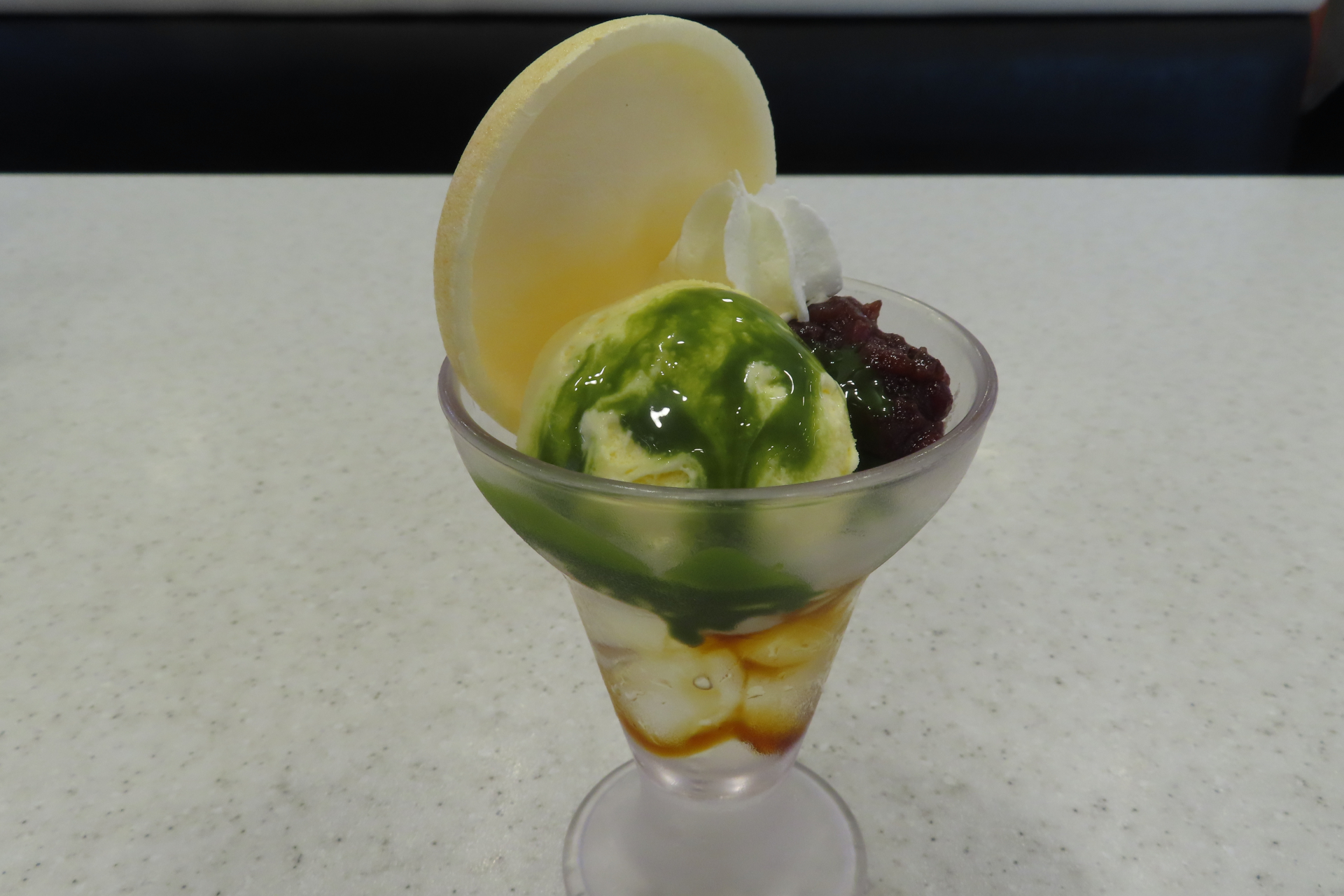 宇治抹茶ソースがけバニラの和パフェ～水わらび餅とサクサクもなか～