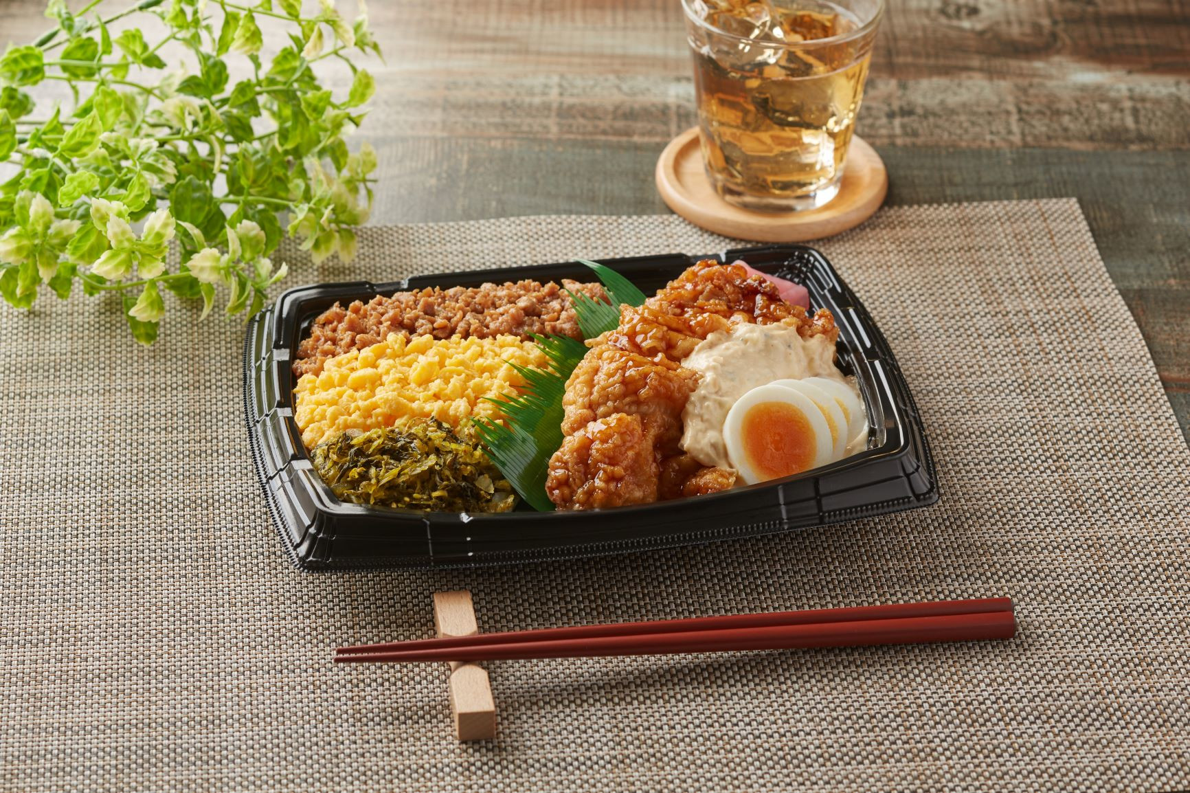 やっぱりコレだね！3色そぼろ＆チキン南蛮弁当