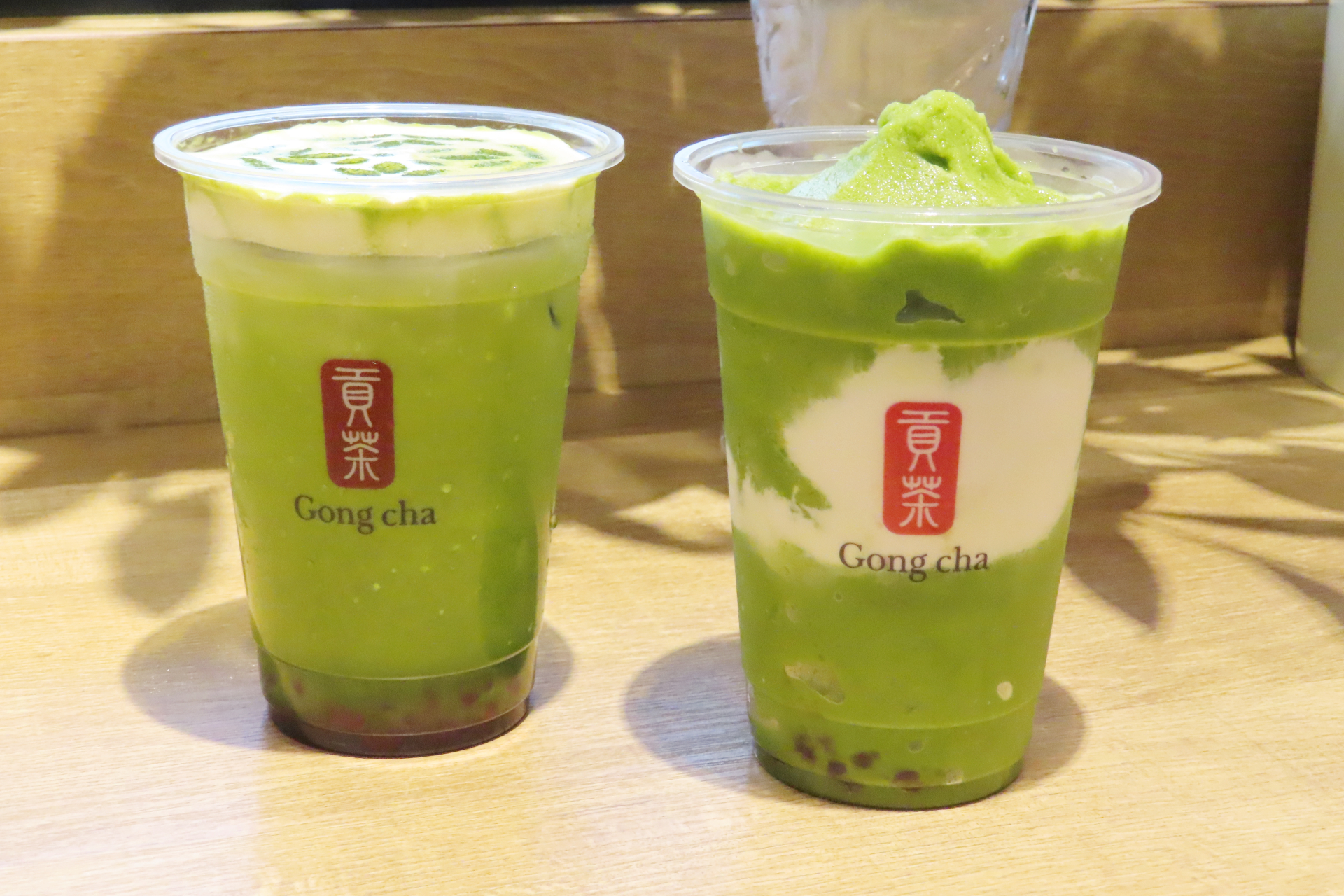 「特撰 一番摘み抹茶 ミルクティー」（左）と「特撰 一番摘み抹茶 フローズンミルクティー」（右）