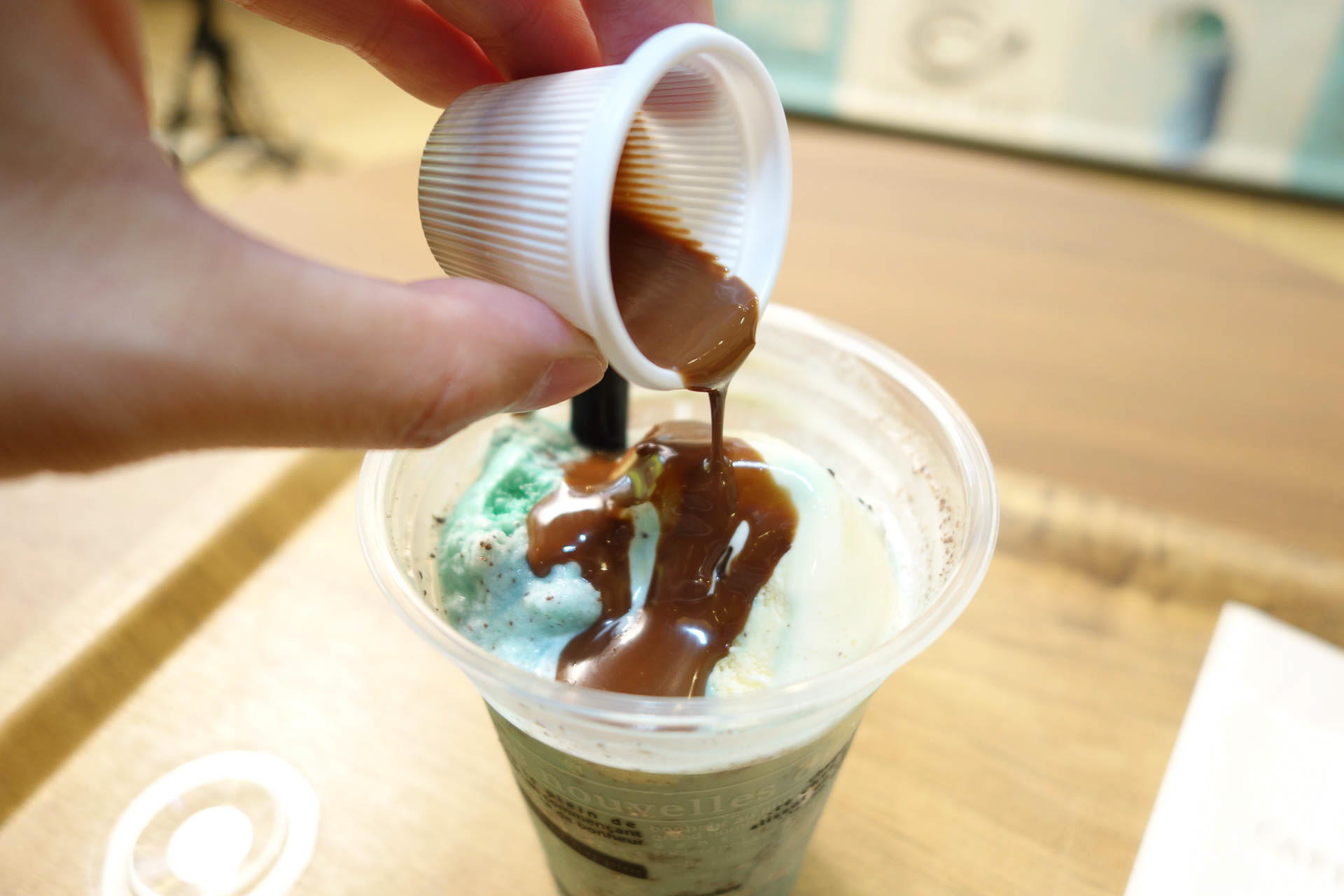 追加トッピングのチョコレートソースは分厚くかけると容易に砕けないくらい固くなる