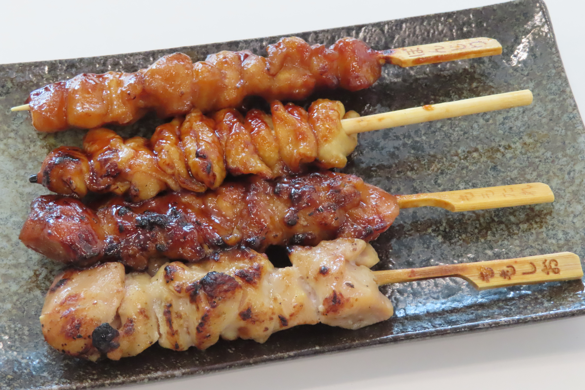 リニューアルした「炭火焼きとり」。手前から「もも（塩）」「もも（タレ）」「かわ（タレ）」「ぼんじり（タレ）」