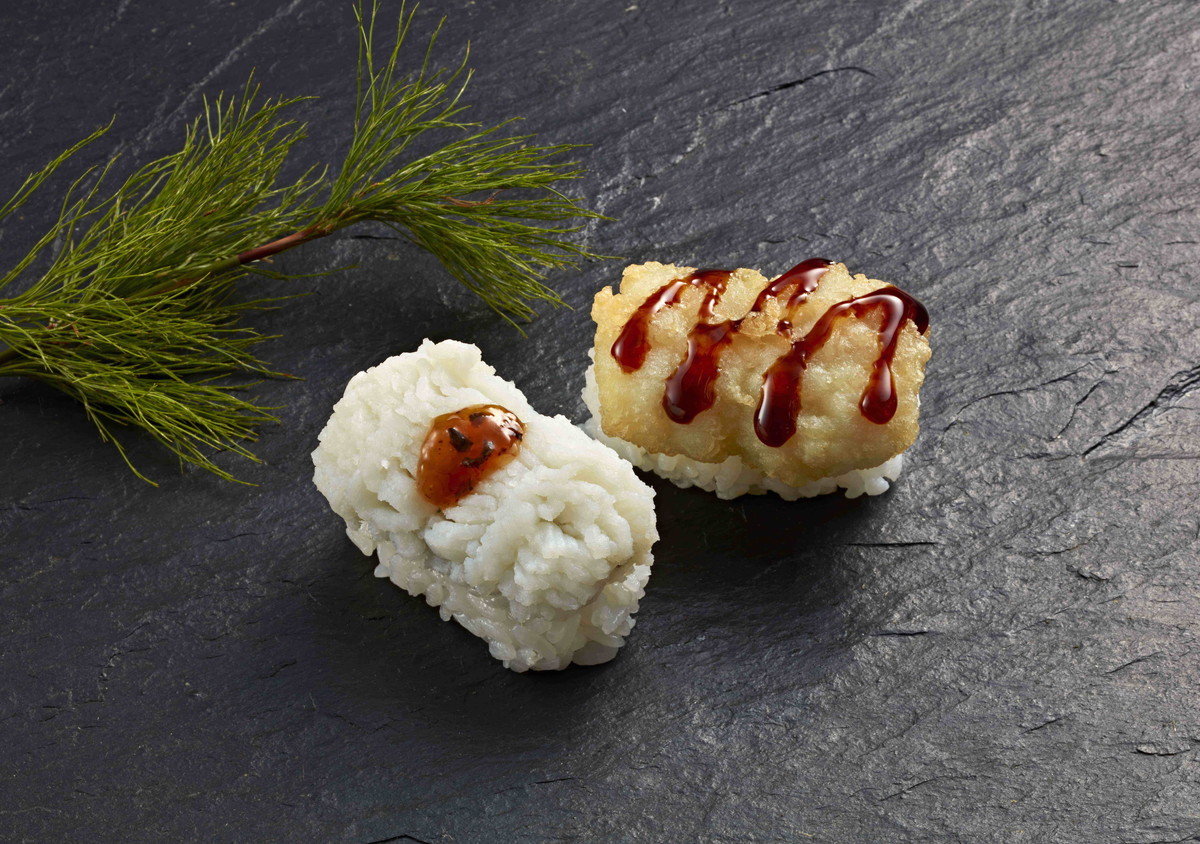 国産 活き〆鱧湯引き握り（左）/国産 活き〆鱧天握り（右）