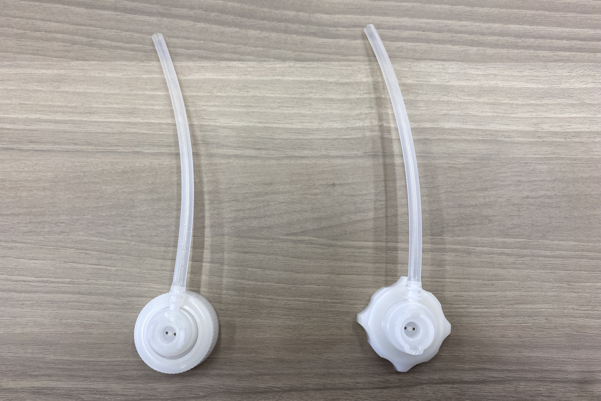 新旧のビアラインキャップ。右が現行バージョン