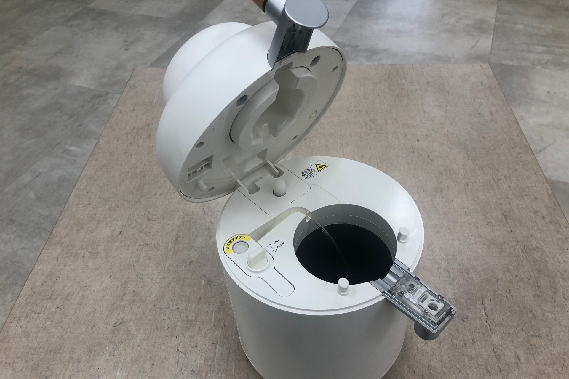 専用ビールサーバーのフタを開けたところ。簡単そうに見えて、細部にこだわって開発されている