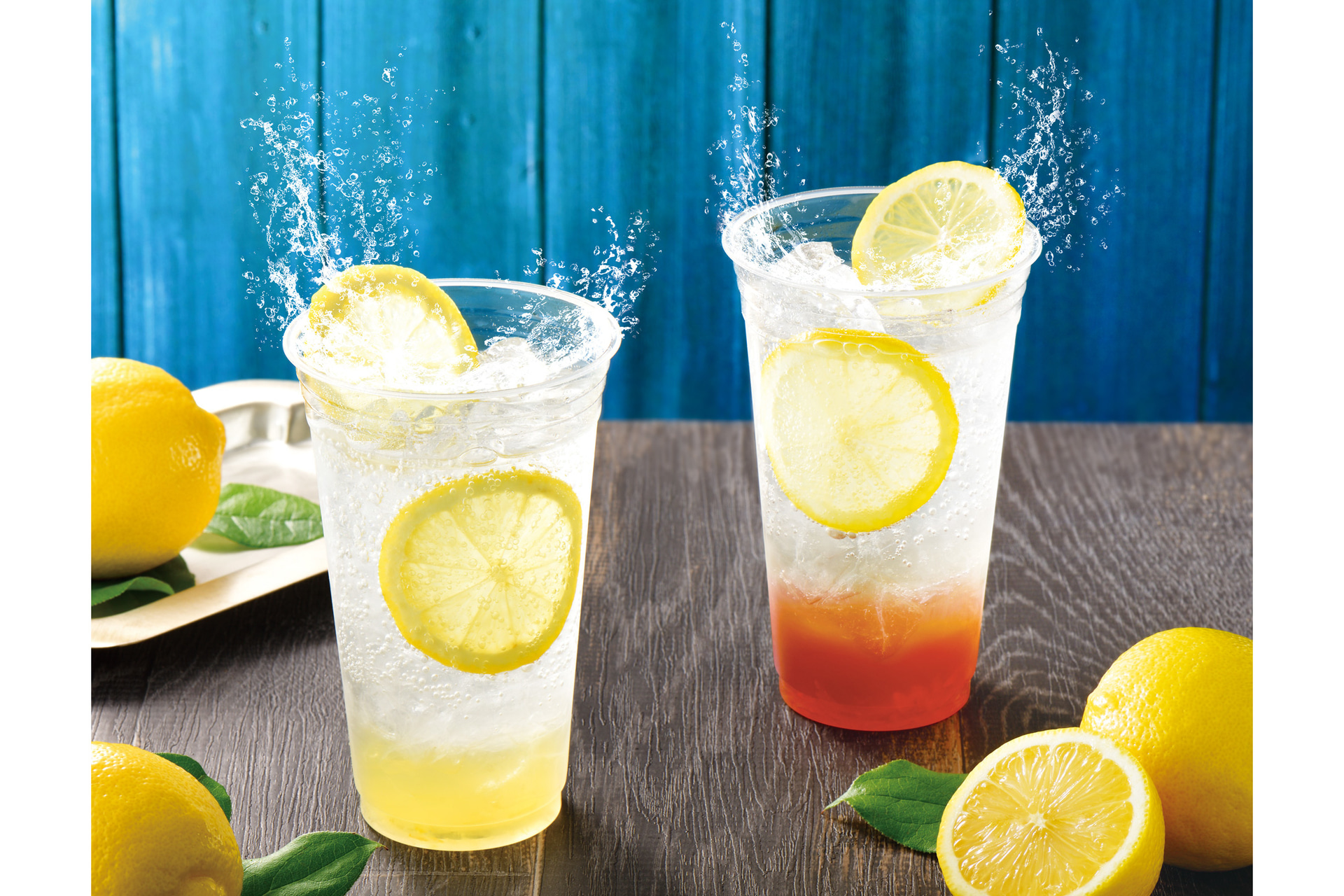 カフェ・ド・クリエ「爽やかレモンスカッシュ～瀬戸内レモンピール入り～」（手前）、「ティーレモンスカッシュ～瀬戸内レモンピール入り～」（奥）