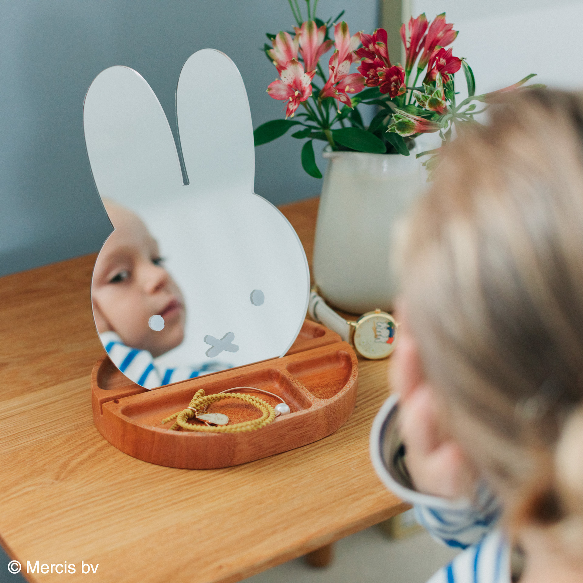 「トレイ付シルエットミラー」（5060円）