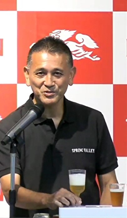 グラスの半分注ぎ、スワリングすると香りが立つ