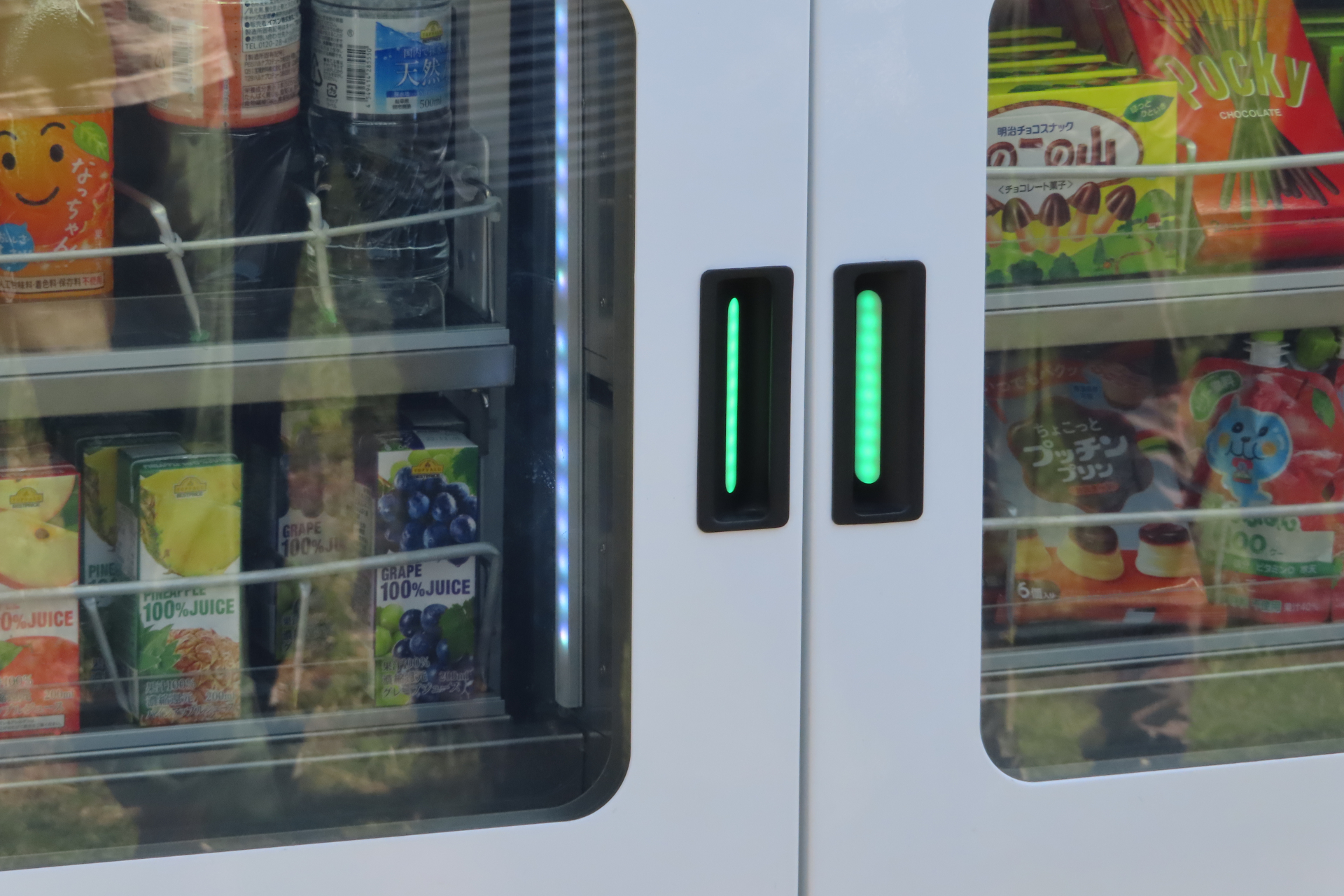 決済が完了すると、ロックが解除された扉が光る