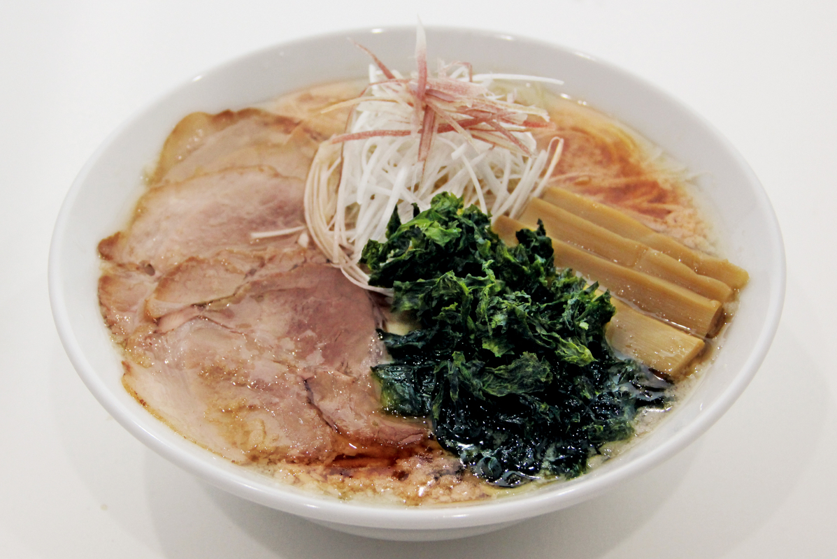 「あご煮干し醤油ラーメン」（並869円/大979円）