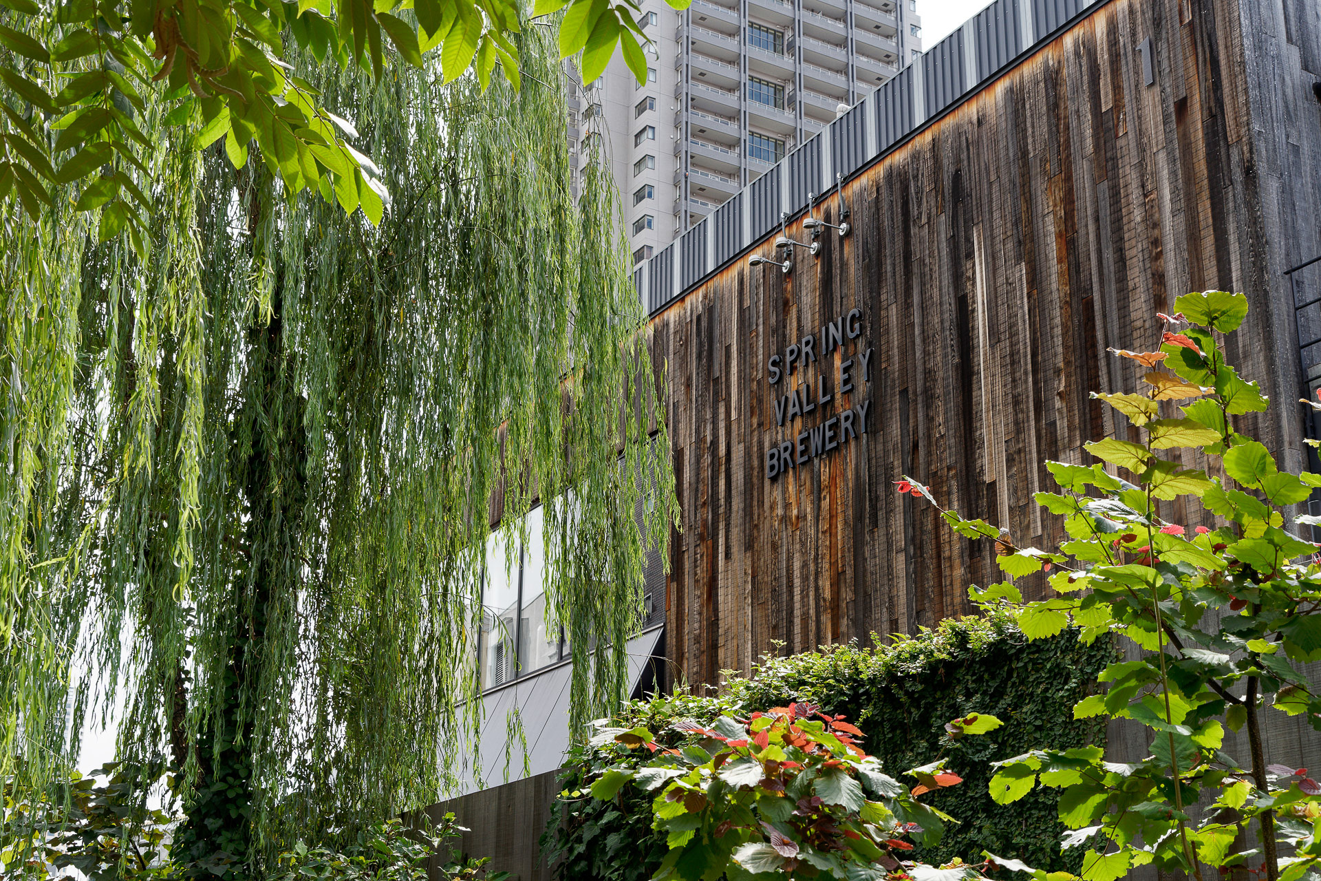 東急東横線 代官山駅から徒歩4分の商業空間「ログロード代官山」入口付近の、雰囲気あるたたずまいの建物