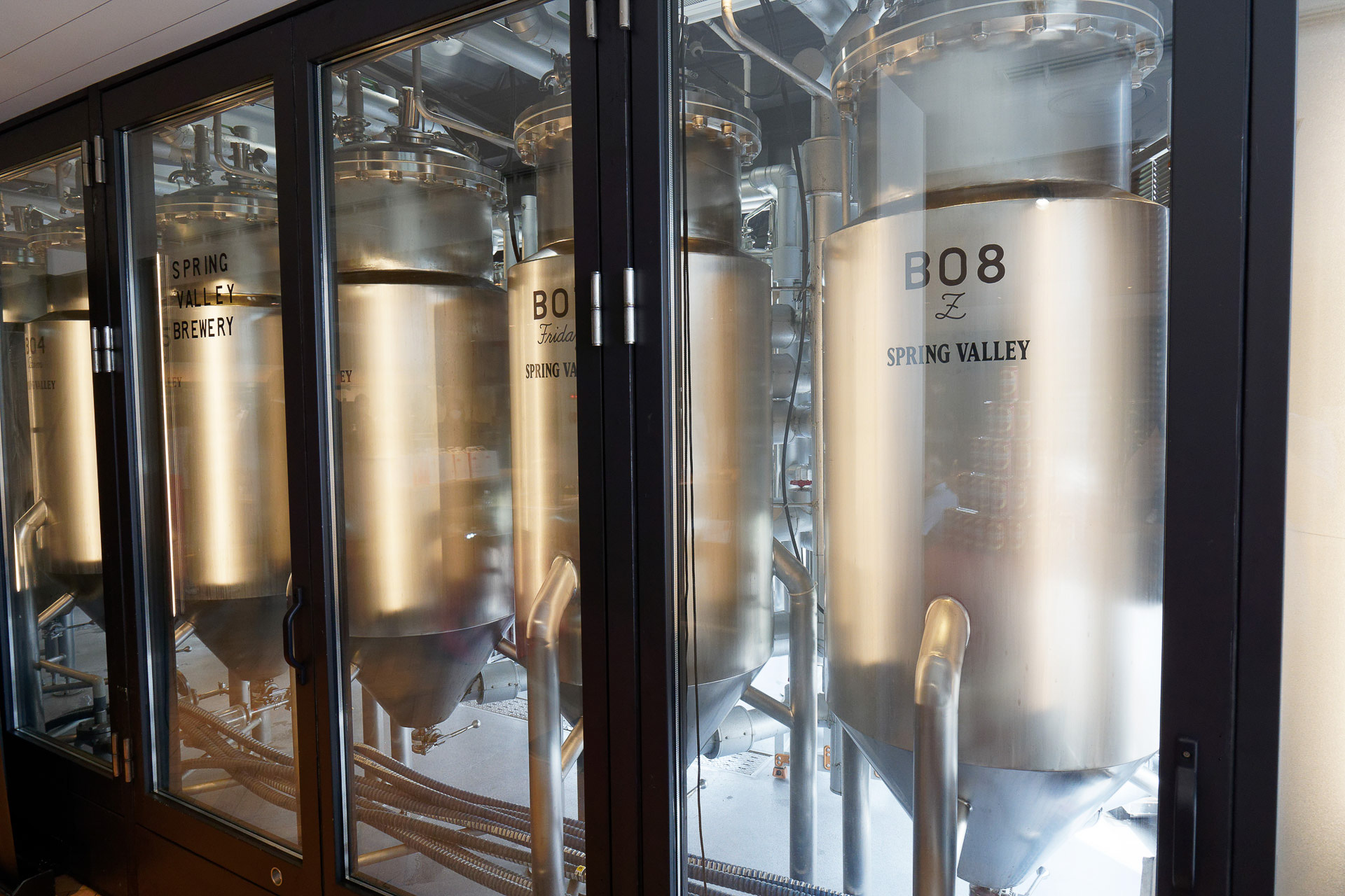 店内には実際にビールを醸造しているタンクも