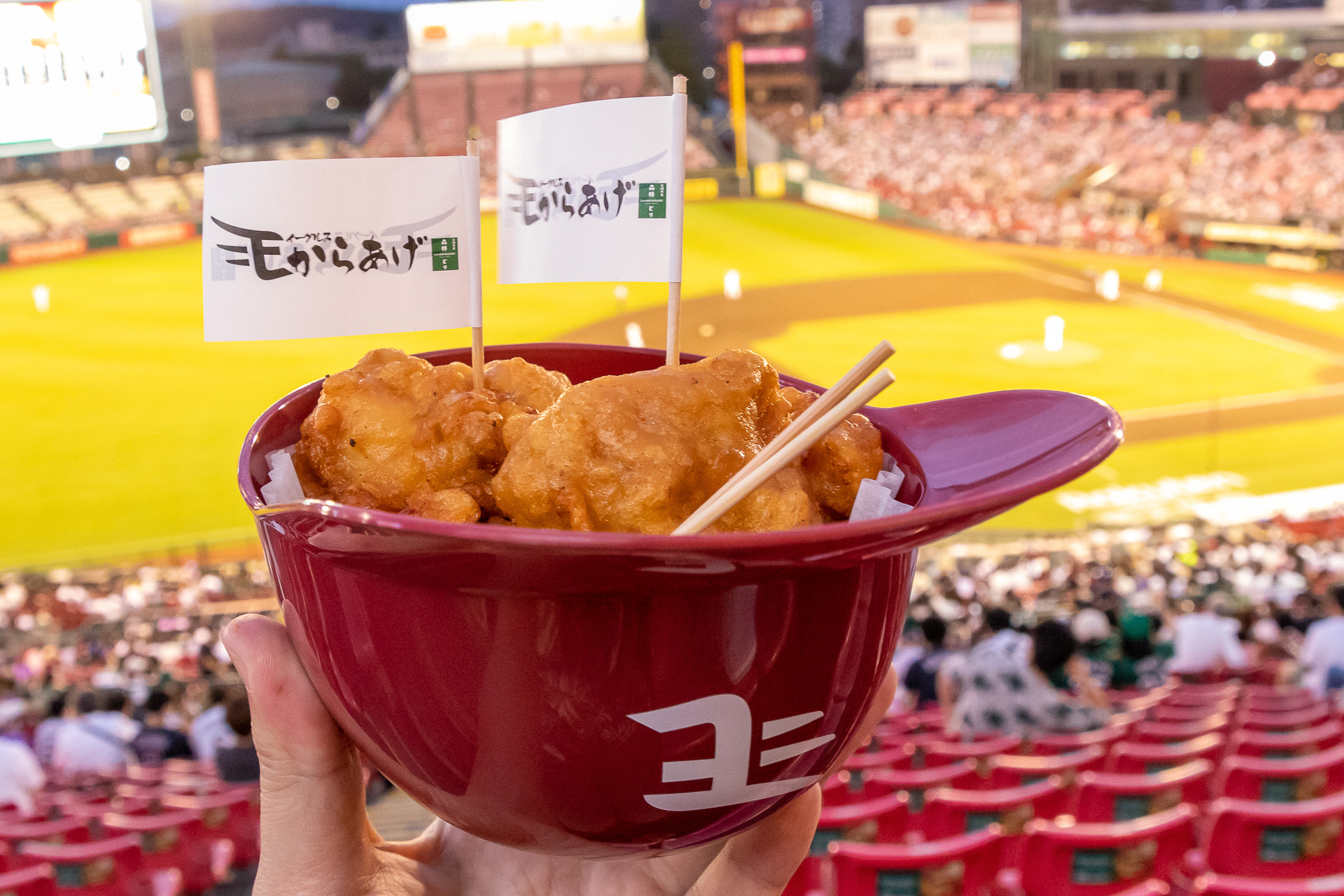 ミニヘルメットにからあげがごろごろと入っている「イーグルスからあげ」