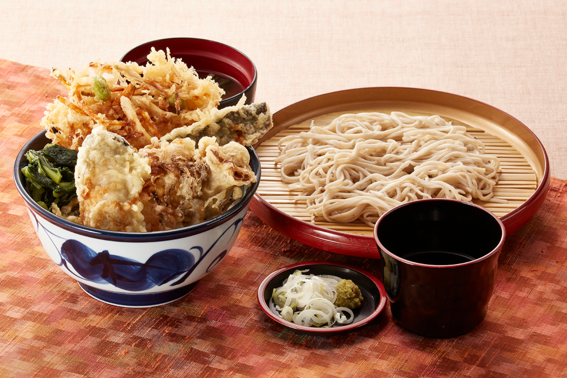 「国産秋天丼（みそ汁付）＋小そば（または小うどん）サービスセット」（1120円）