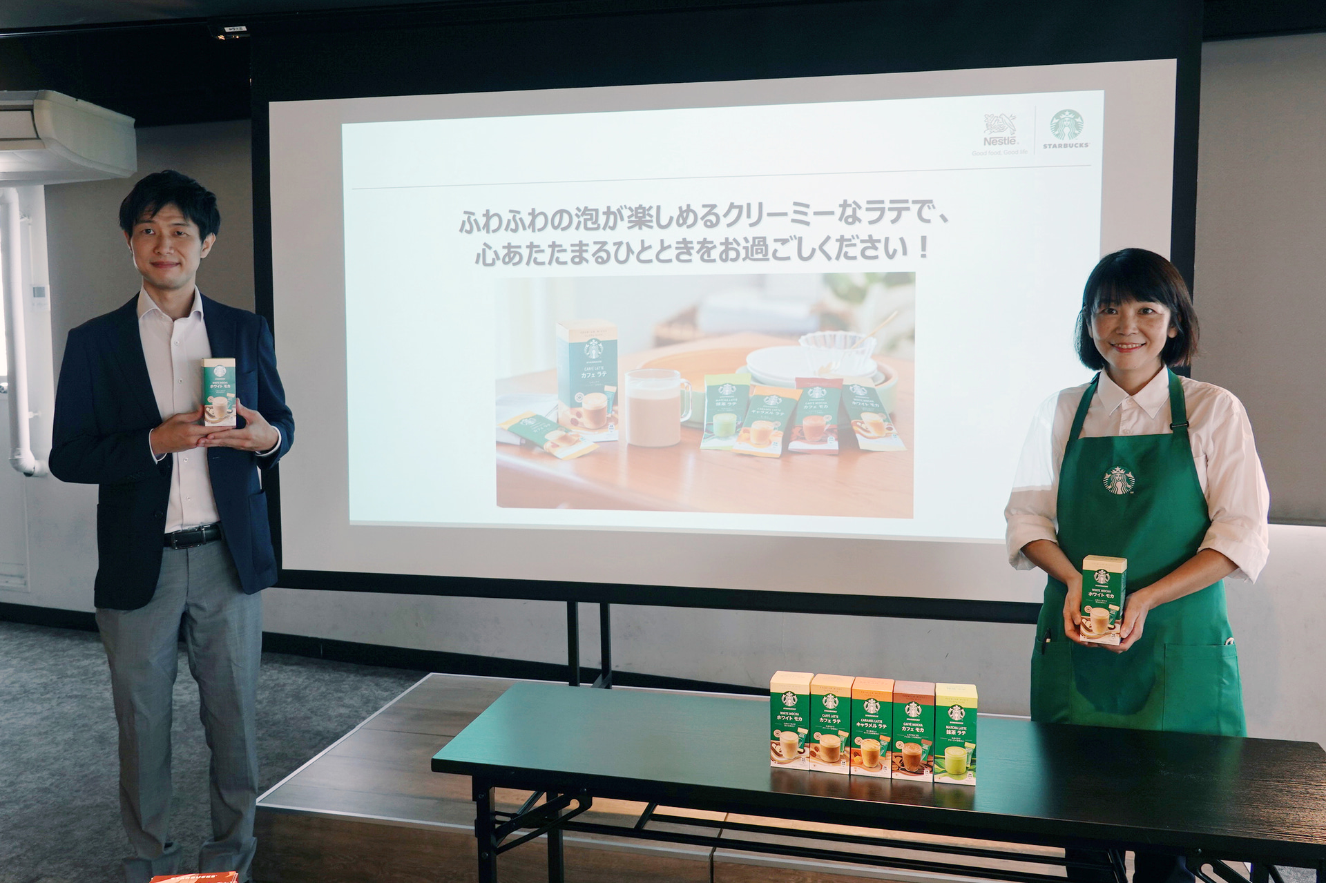 体験会に登壇した、ネスレ日本 飲料事業本部 マーケティングスペシャリスト 田渕敬章氏（左）と、スターバックス・トレーディング ブランド マネージャー 安藤真由美氏（右）