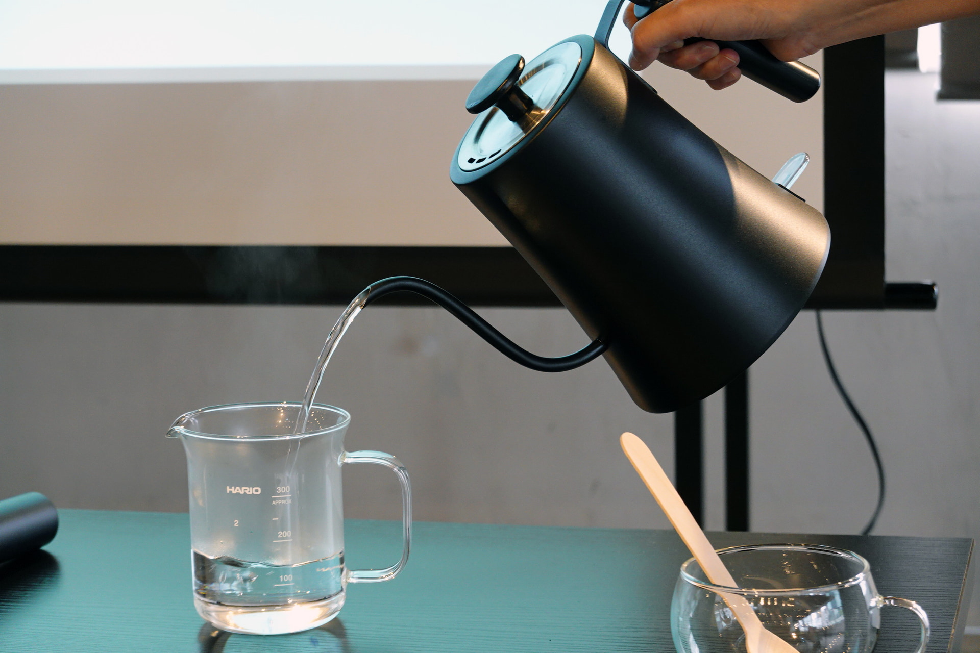 沸騰したお湯ではうまく泡立たないので、別の容器で少し冷ます