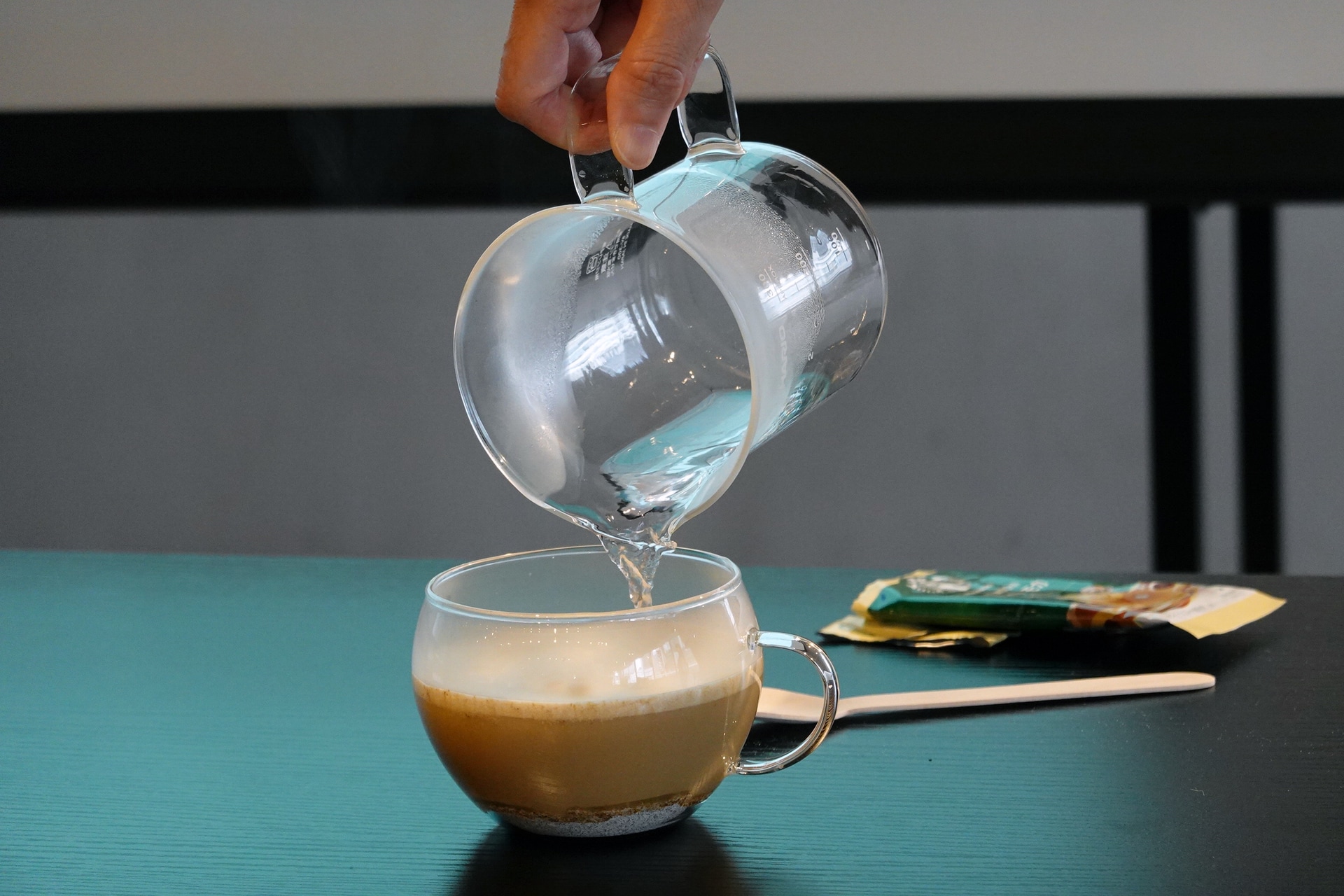 お湯を注ぐと、次第に泡立ってくる