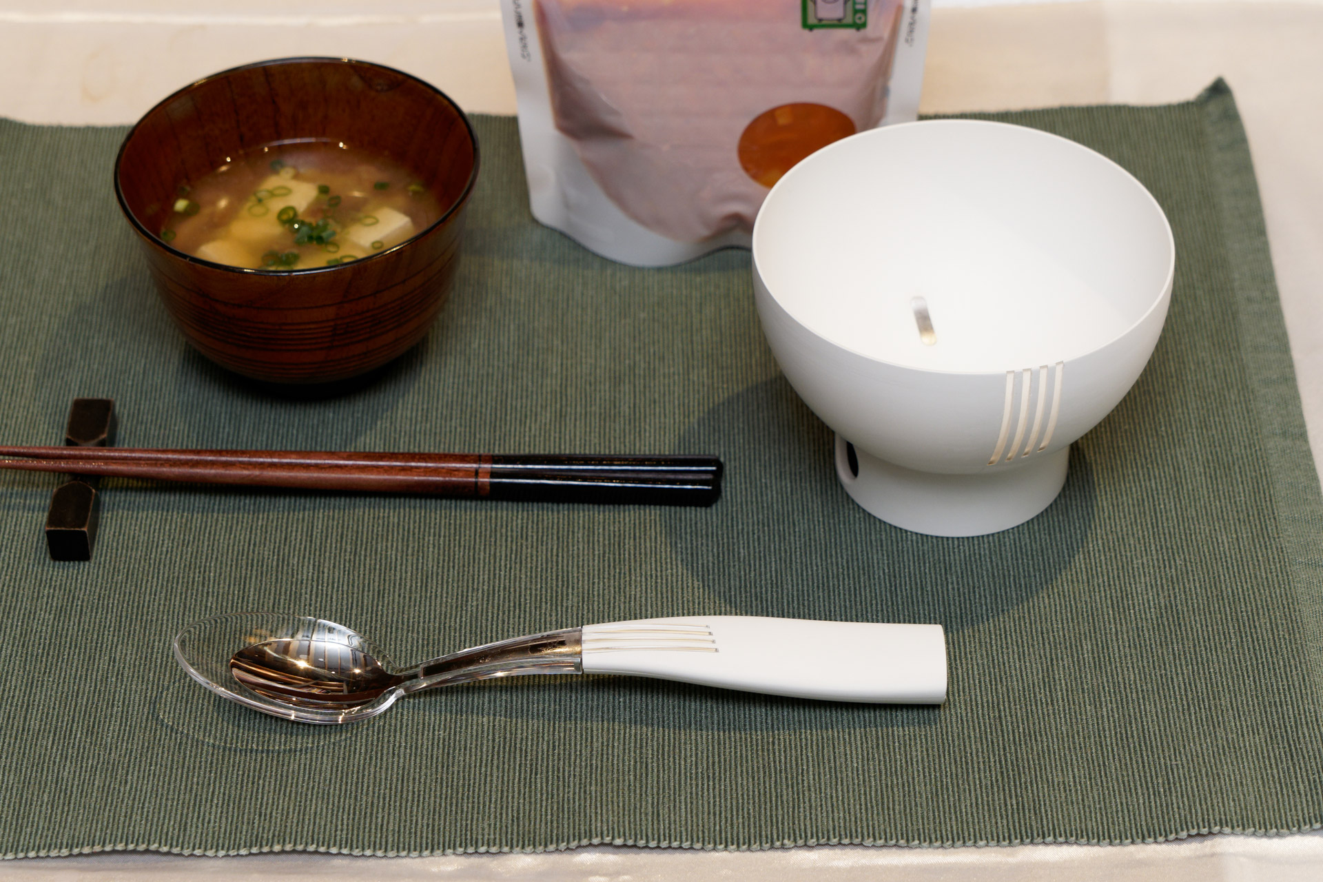 「エレキソルト」の技術を採用したスプーン（手前）お椀（右）