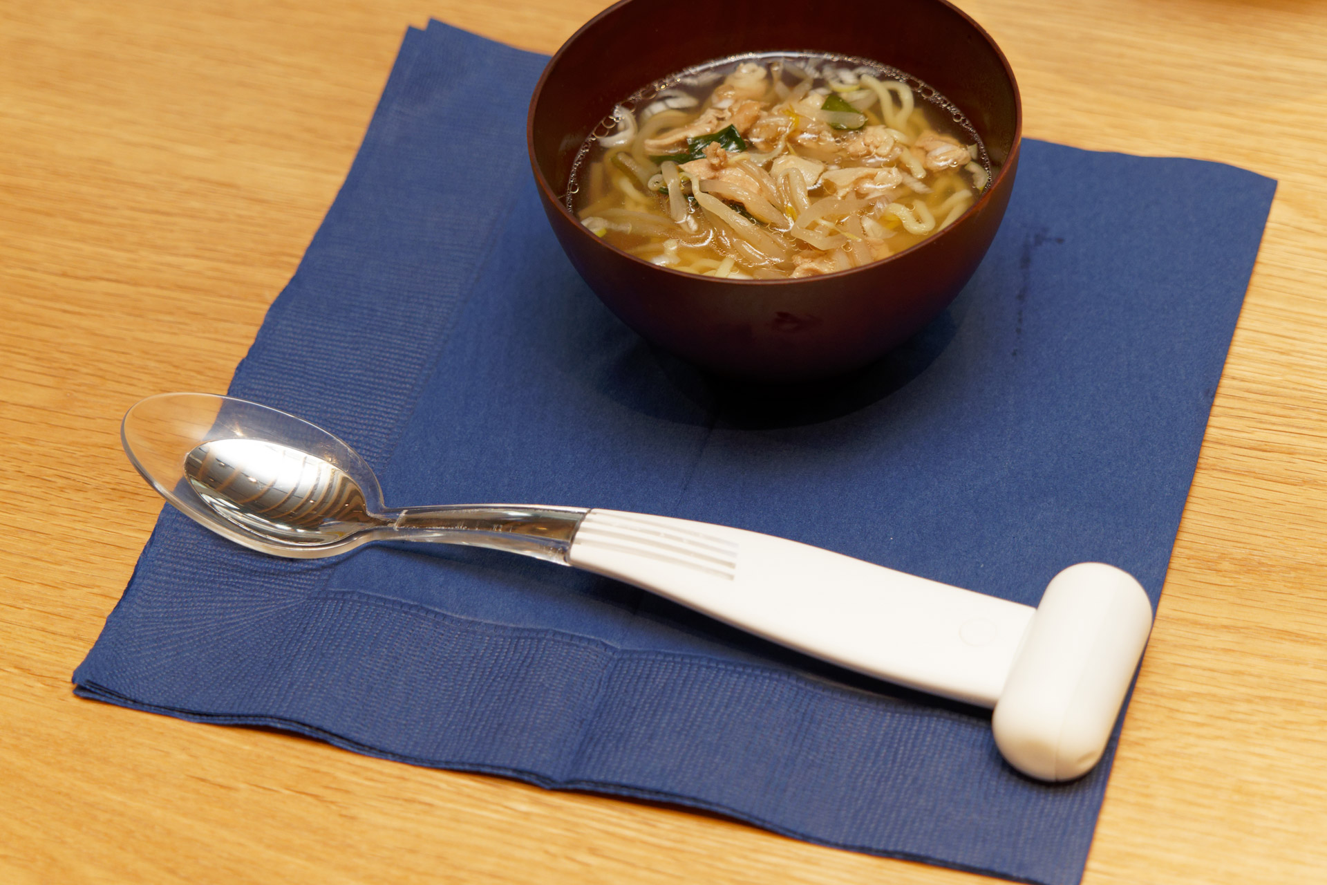 試食に使った「エレキソルト」のスプーン。今回は柄の先に乾電池を取り付ける形になっているが、市販化時は柄の中にバッテリーを内蔵する予定