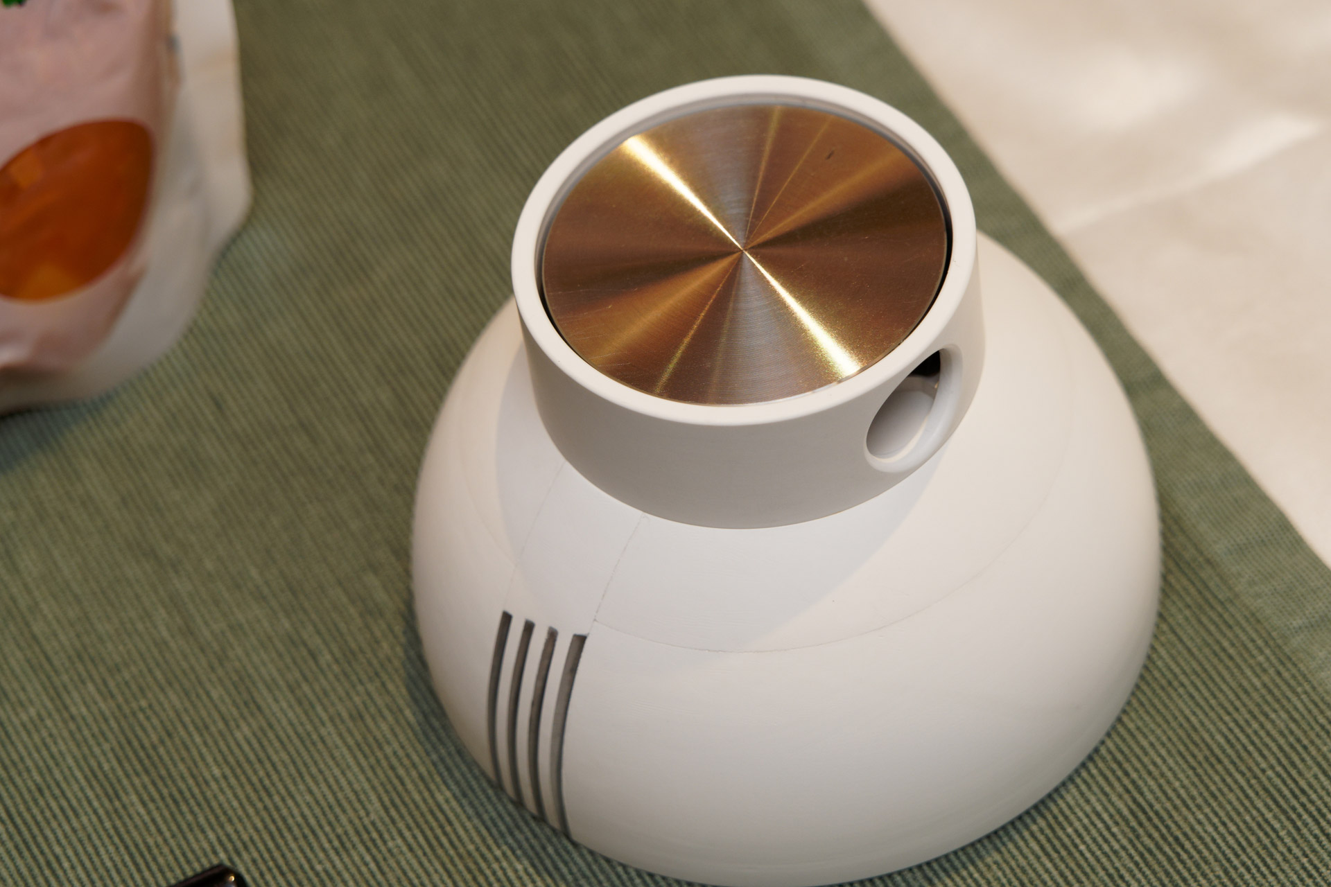 底面の銀色に見える電極部に触れながら食事すると塩味が増す