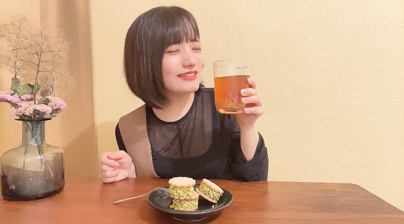 ビールのようにピーチティーを飲む細越