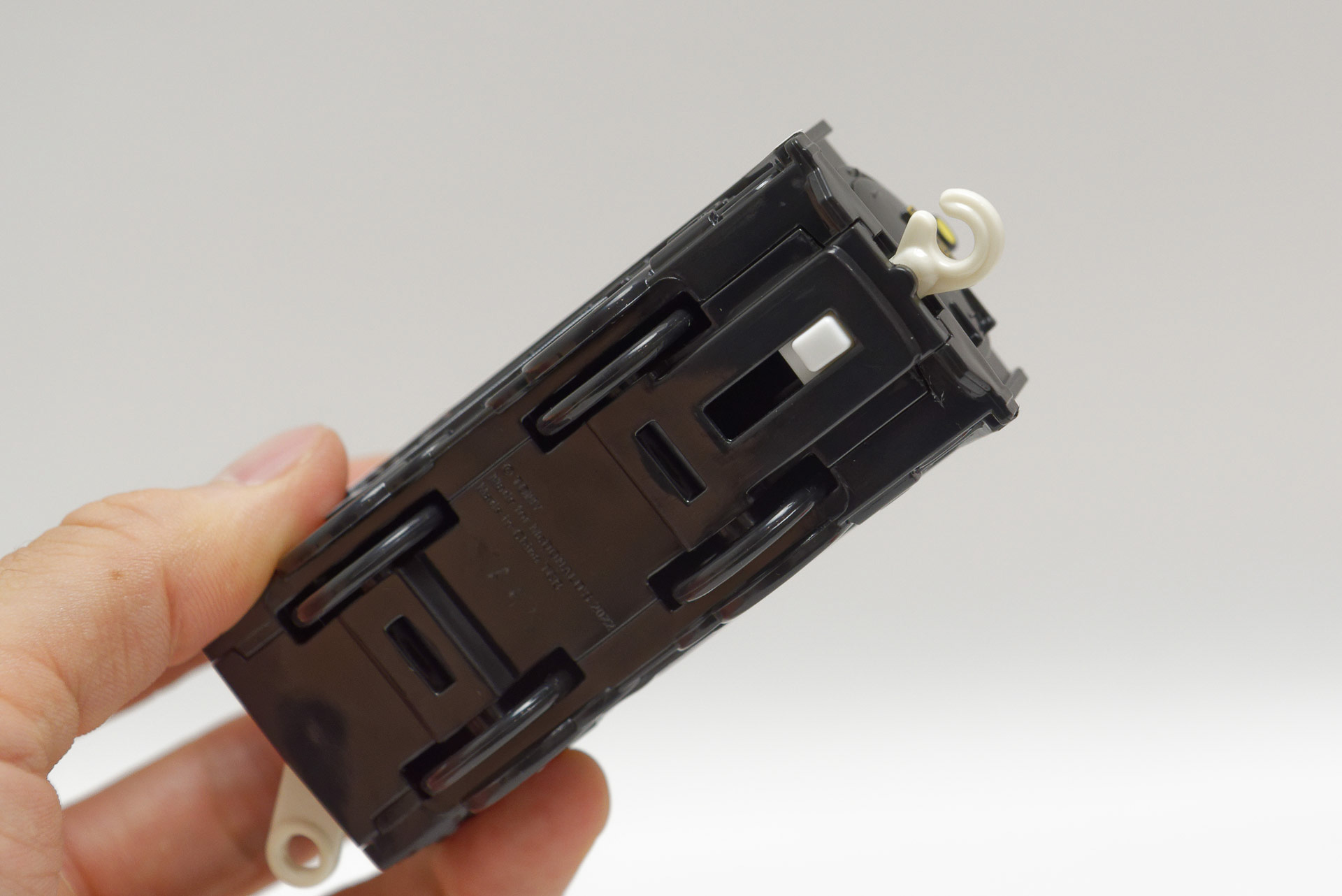 各車両底面にはツマミがあり、スライドさせると連結部が出てくる