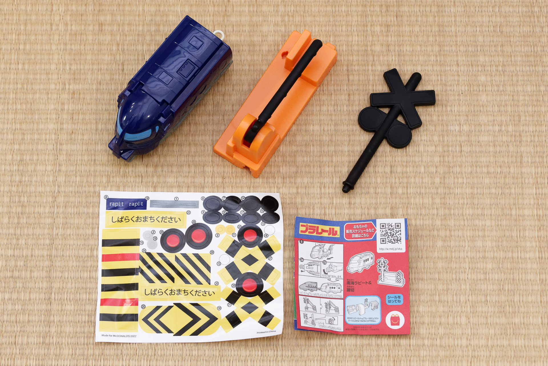 1種類につき車両1台、情景パーツ、ステッカー、組み立て説明書などが入っている