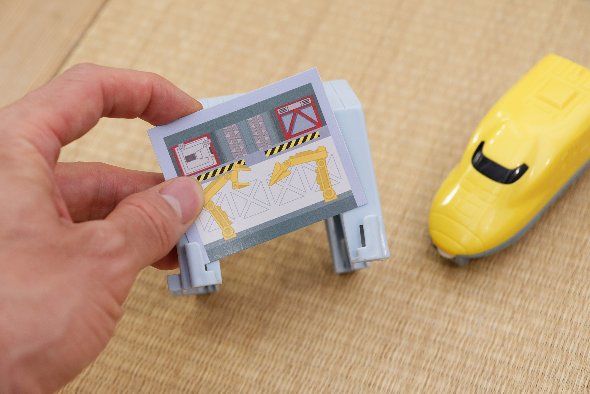 情景パーツの組み立ては簡単。紙を差し込むだけのパターンも