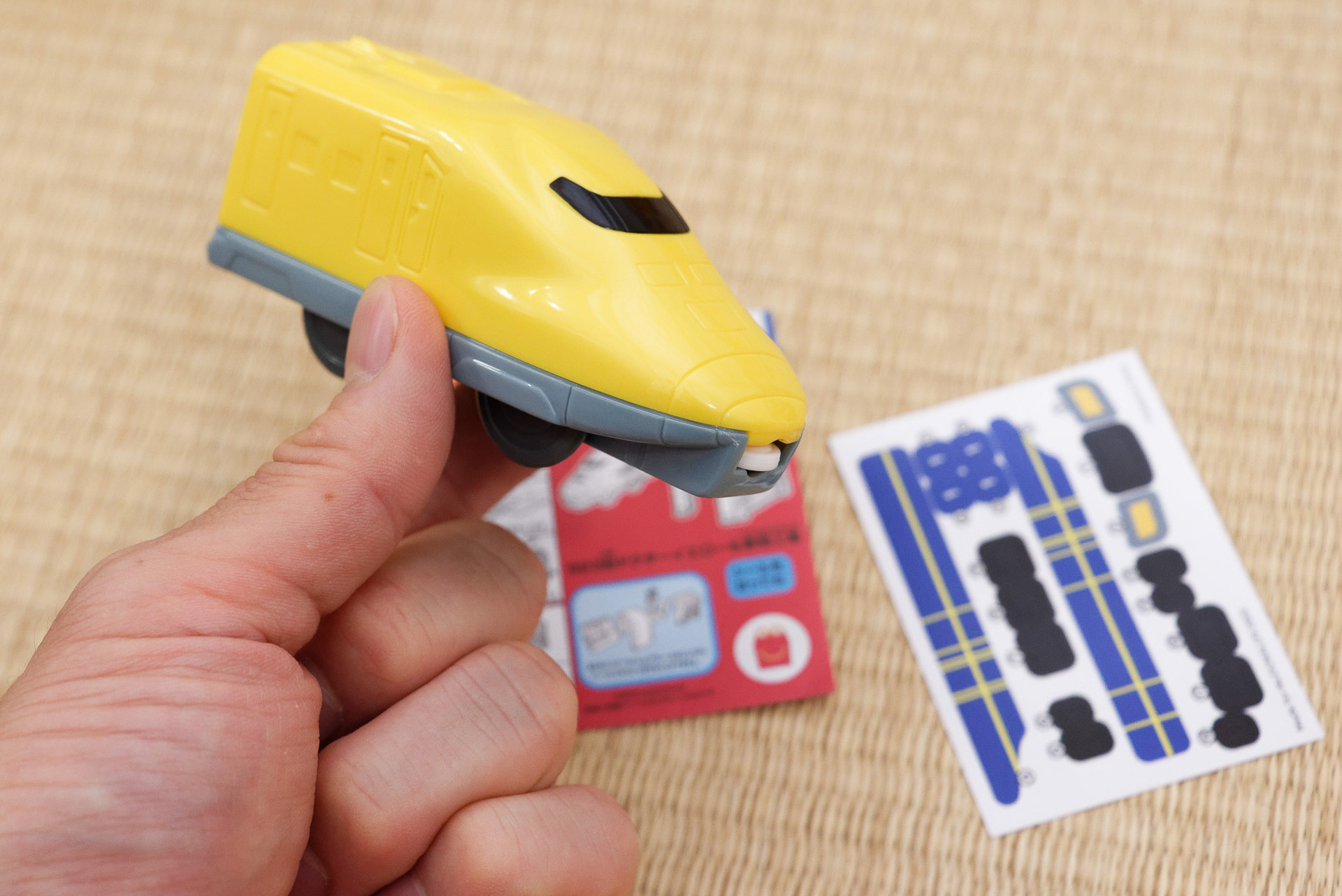 素の状態の車両にステッカーを貼っていく