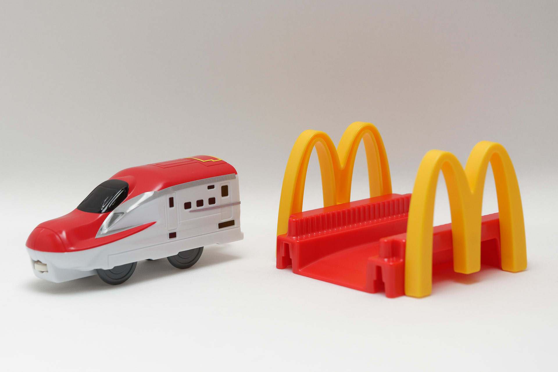 E6系新幹線 こまち＆マクドナルド橋