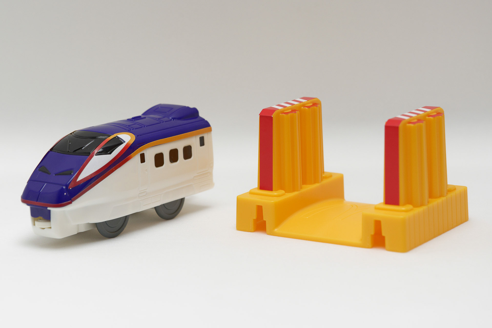 E3系新幹線 つばさ 2000番代＆マクドナルド洗車場