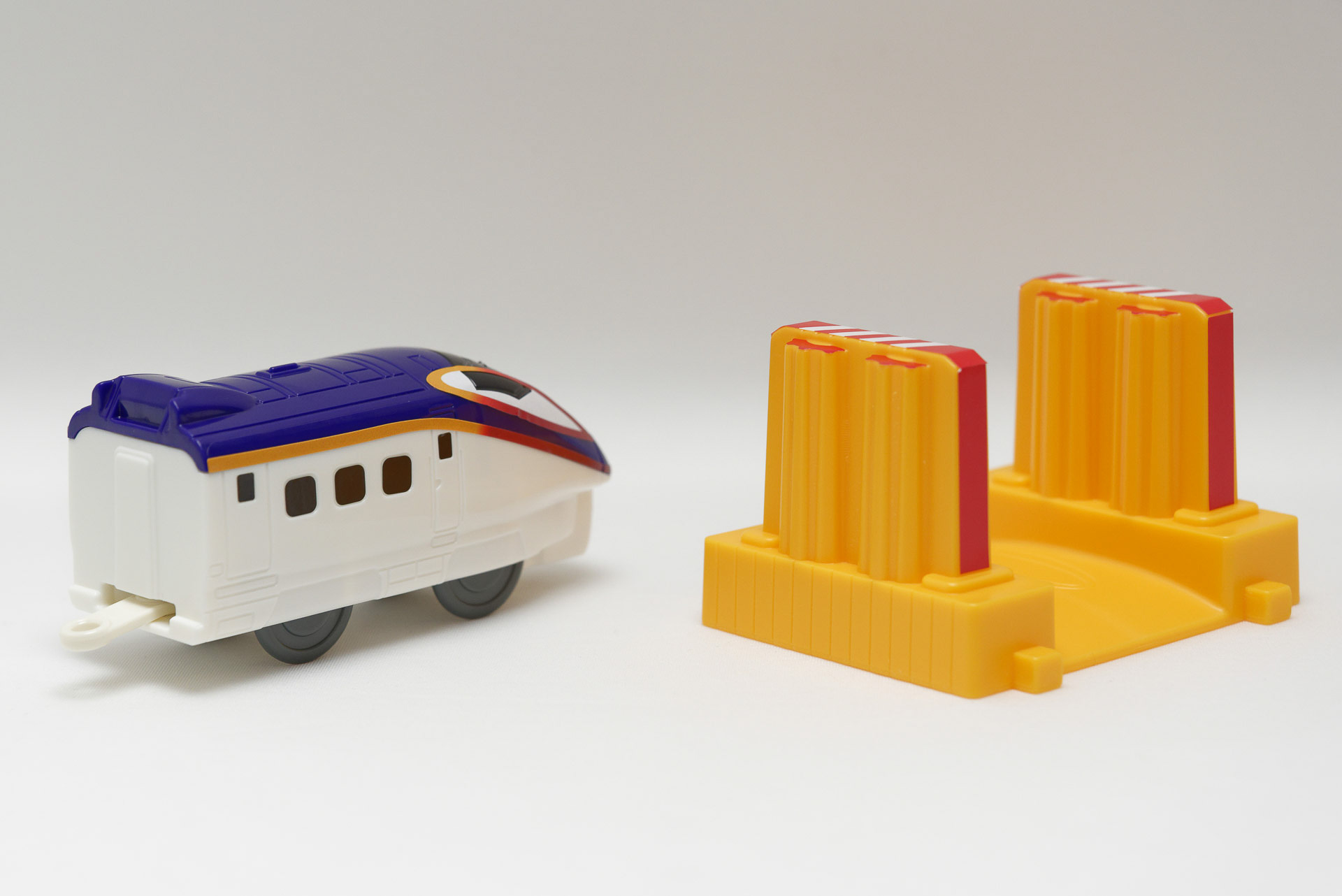 E3系新幹線 つばさ 2000番代＆マクドナルド洗車場