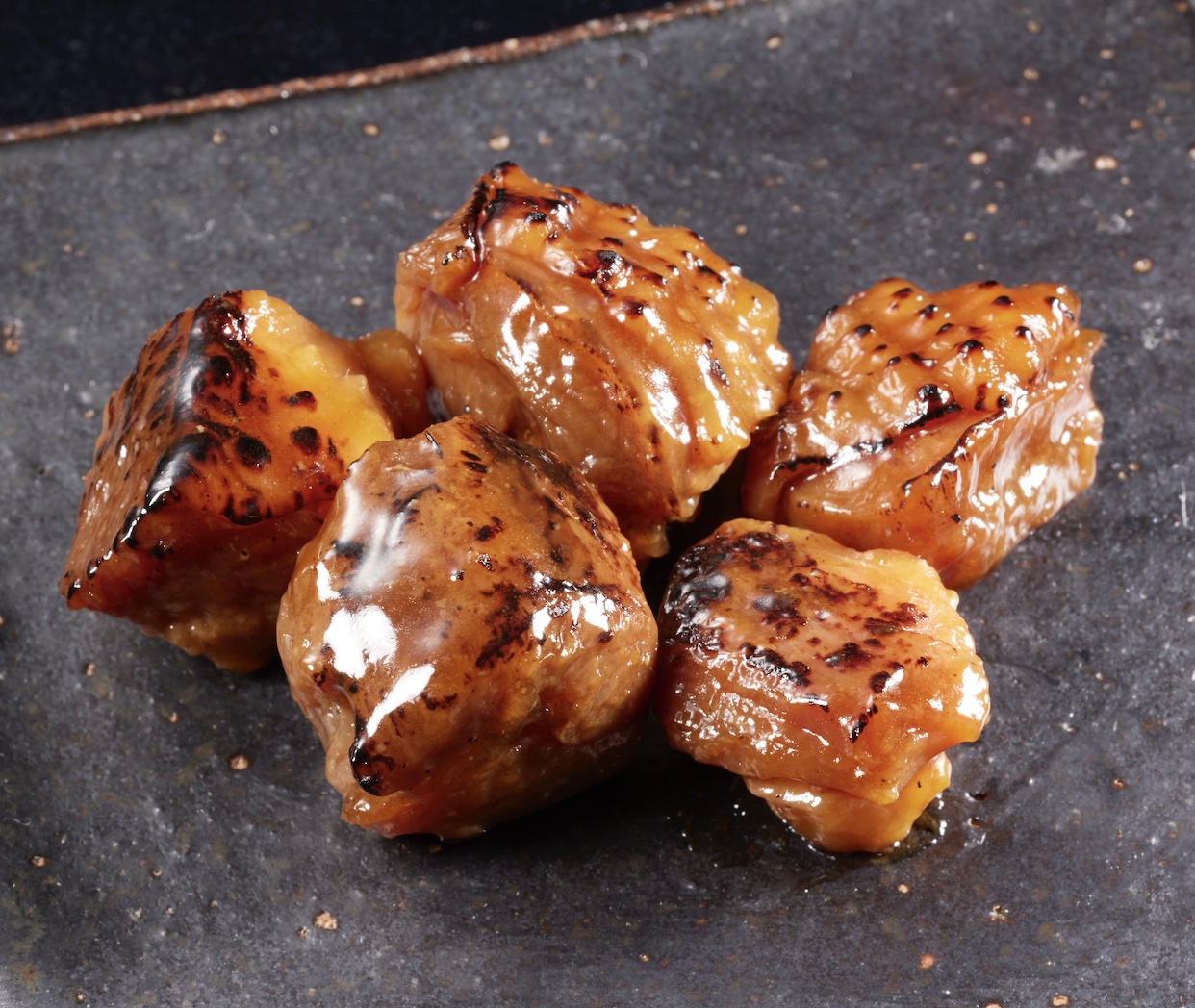 比内地鶏の炙り焼き鳥めしは、旨みたっぷりの日本三大地鶏「比内地鶏」を使用。炙り焼きにすることで鶏肉が香ばしくなるよう調理した