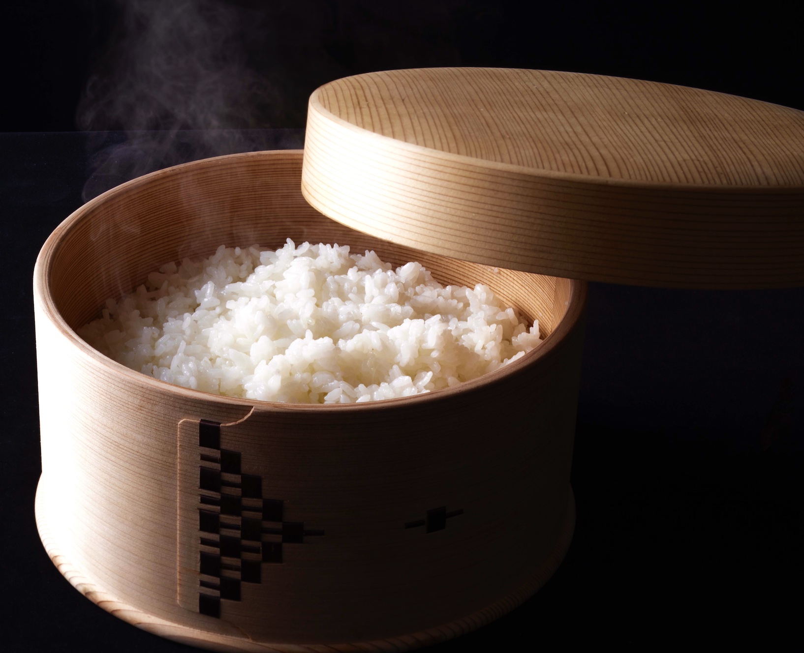 国産コシヒカリ米を100％使用。米本来の甘み・旨味を感じられるように炊き上げた※北海道では北海道産米を使用