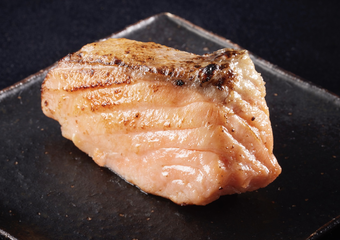 鮭はらみやとろさばは、美味しさ、食べ応えにこだわり、調味前に藻塩や塩こうじを用いて熟成することで魚の旨みを引き出した