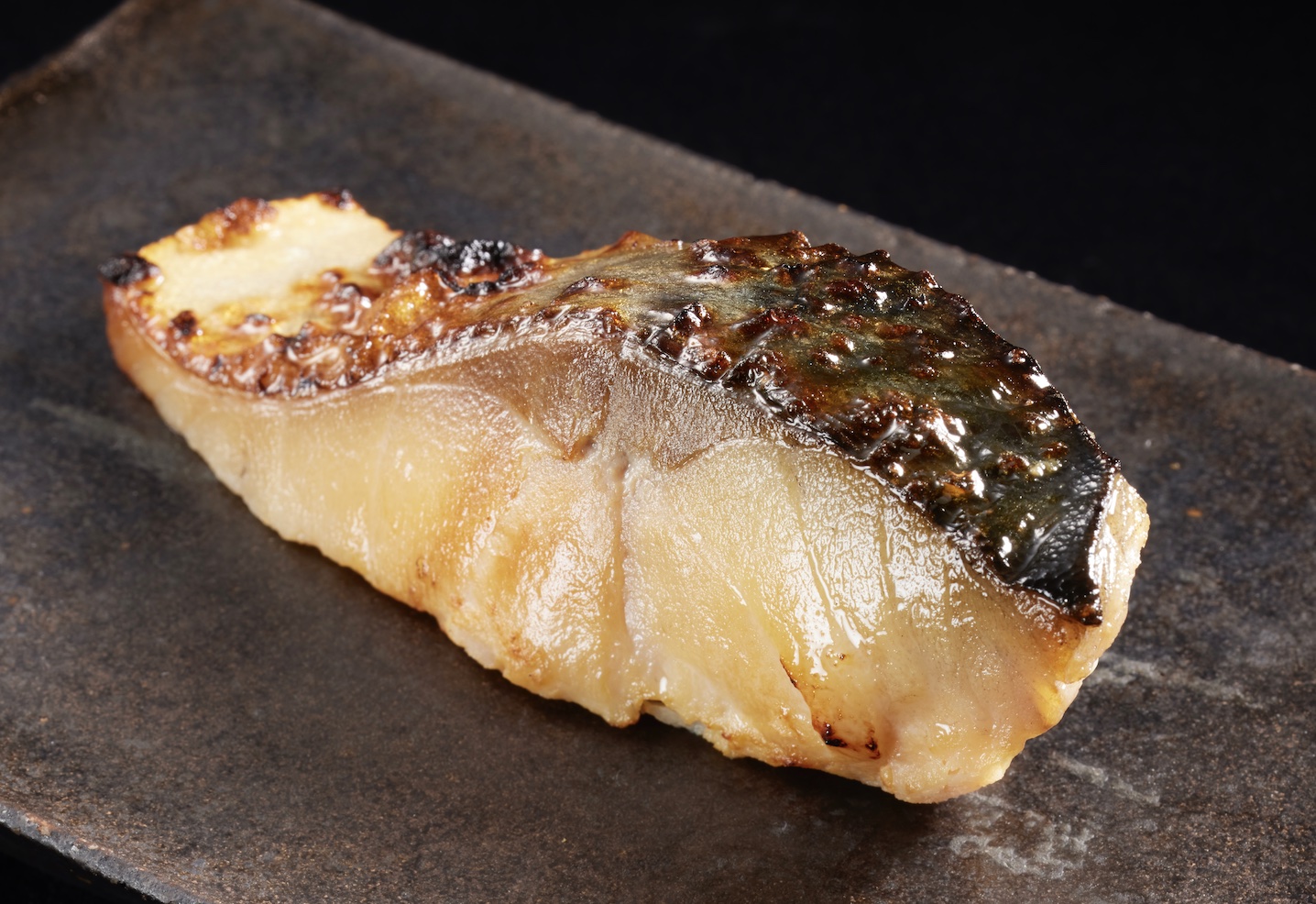 鮭はらみやとろさばは、美味しさ、食べ応えにこだわり、調味前に藻塩や塩こうじを用いて熟成することで魚の旨みを引き出した