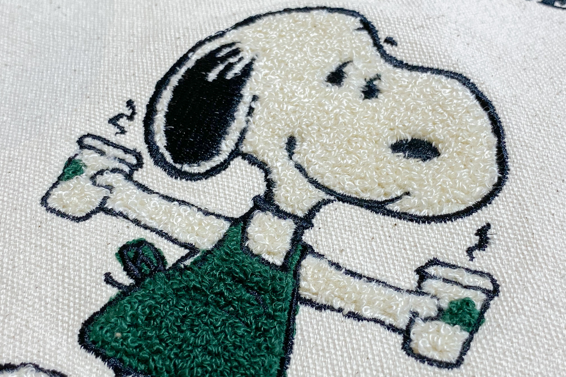 「シェニール（相良刺繍）」という技法が用いられていて、ふさふさのスヌーピーがかわいい……