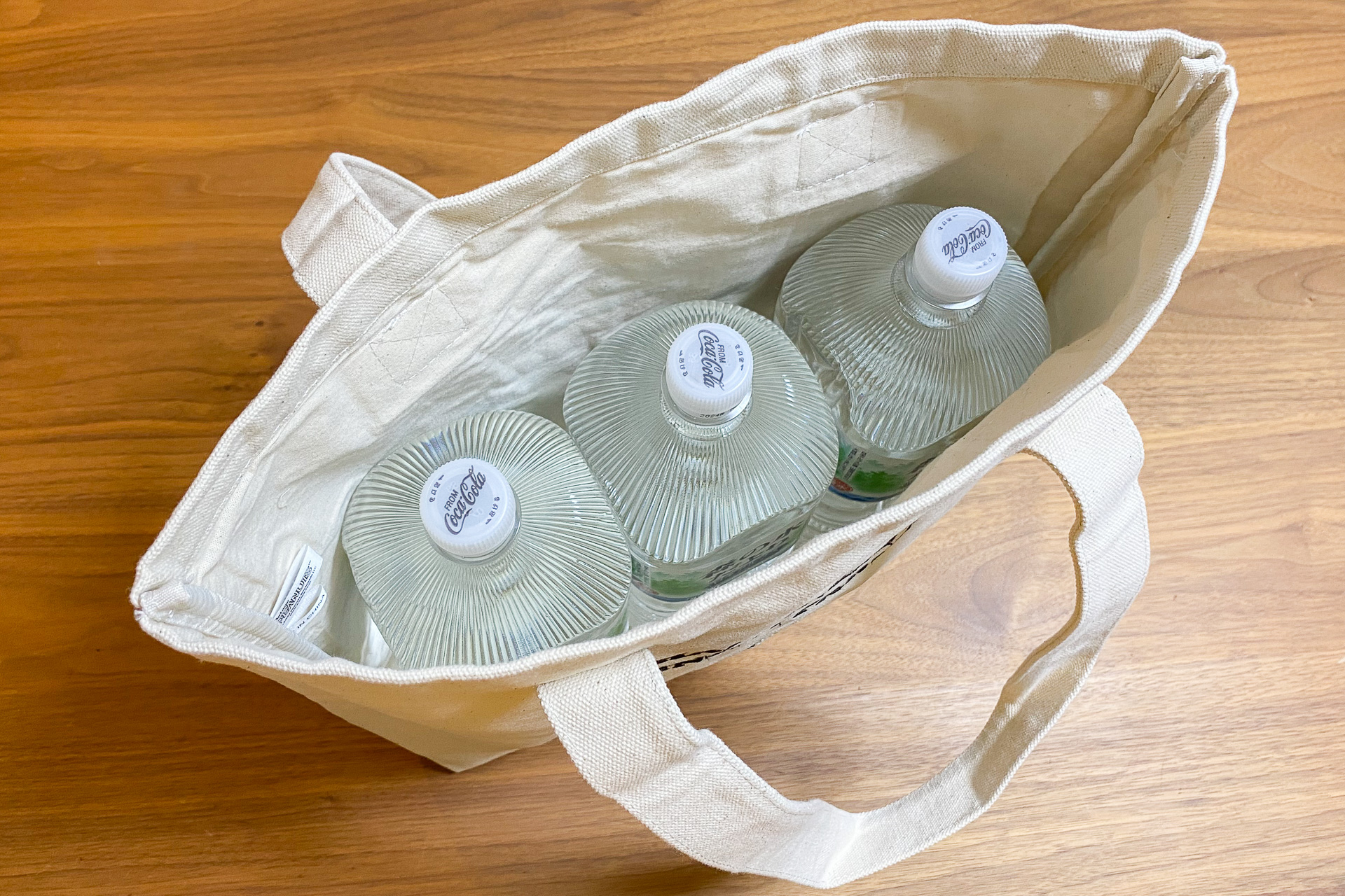 マチが約10cmあるので、2Lのペットボトルが3本入りました